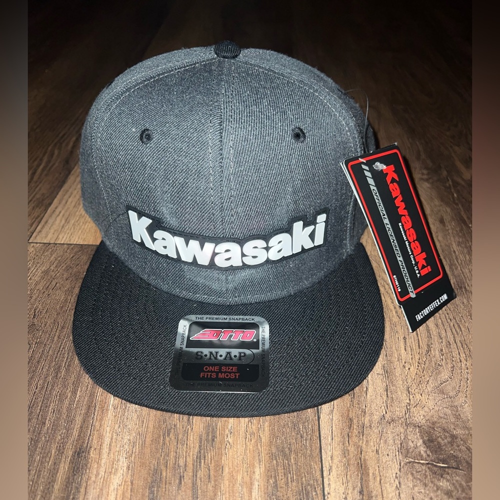 NWT Men’s Kawasaki Bold SnapBack Hat. Black/Grey.